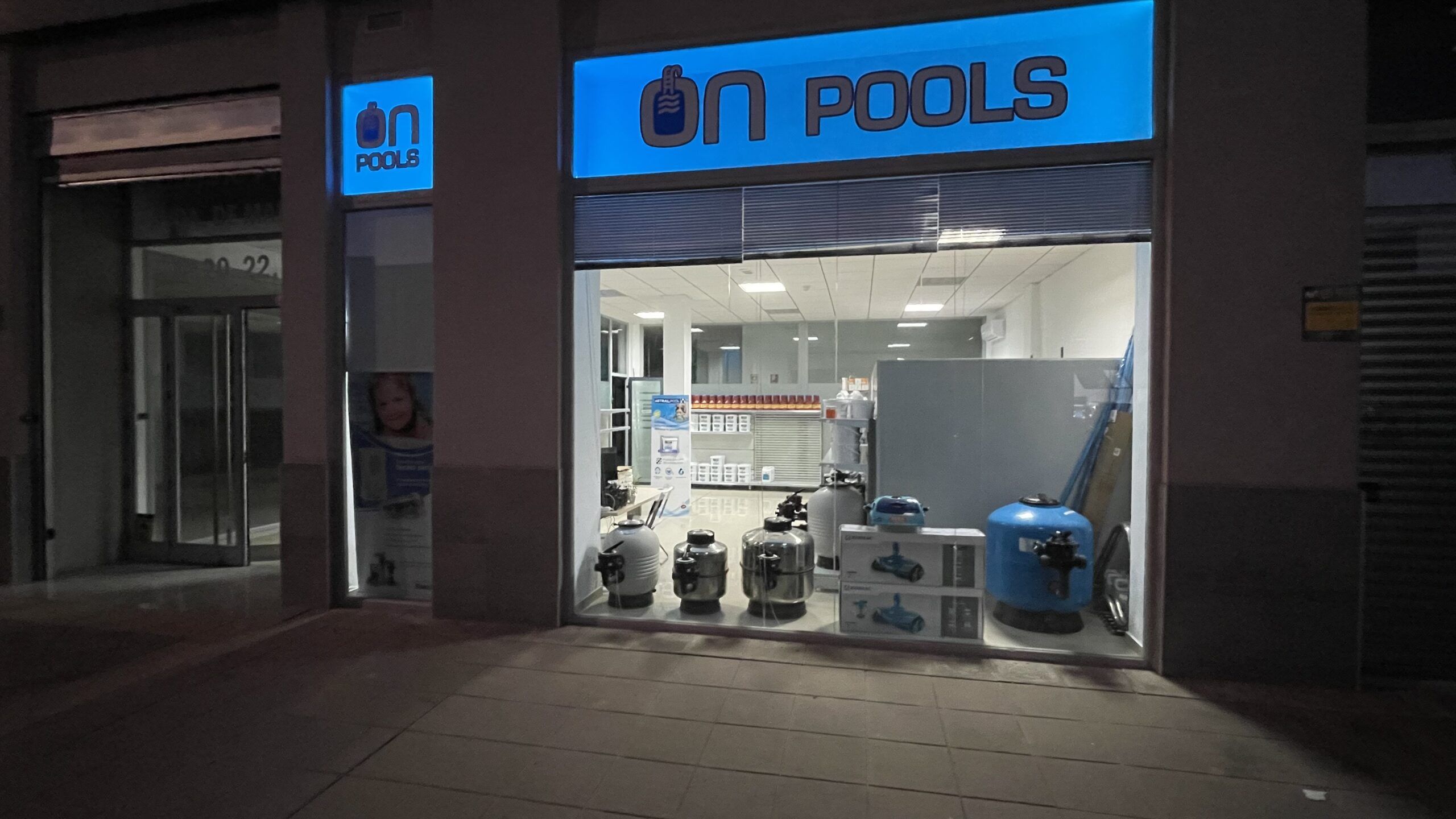 Tienda de piscinas ON POOLS en Bollullos de la Mitación (Sevilla)